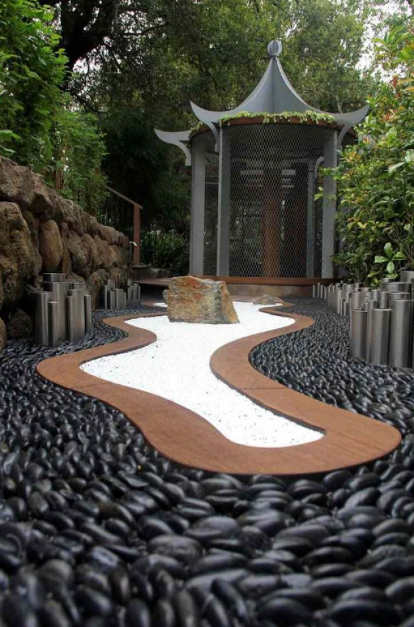 Teras dengan gazebo kecil dan batu kerikil putih